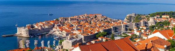 Vista aérea panorâmica de Dubrovnik em uma manhã ensolarada . — Fotografia de Stock