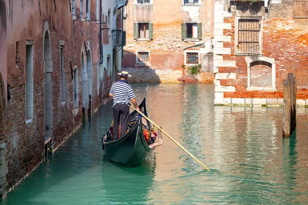 Venedig. Gondoliere in der Gondel. — Stockfoto