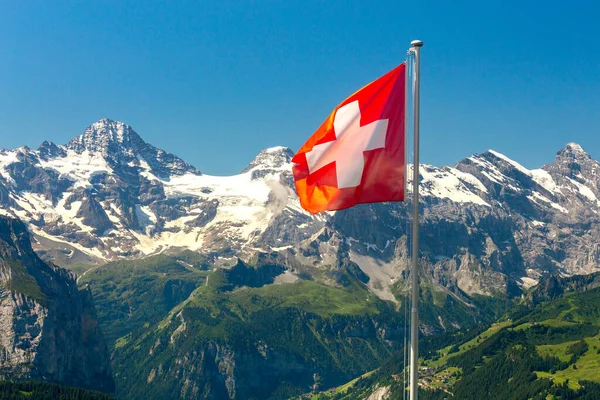 Lauterbrunnen yakınlarındaki İsviçre Alpleri manzarası. İsviçre.
