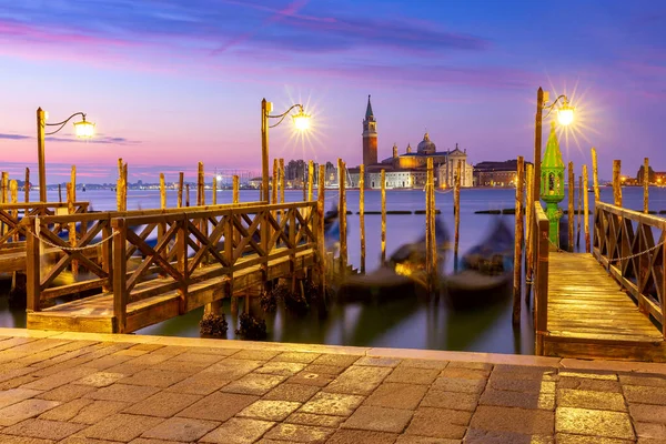 Large Venetian lagoon and promenade at dawn. — Stock Photo, Image