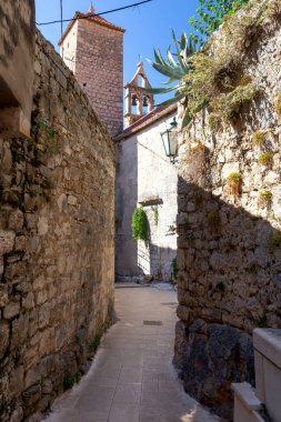 Güneşli bir günde Omis şehrinde eski sokak.