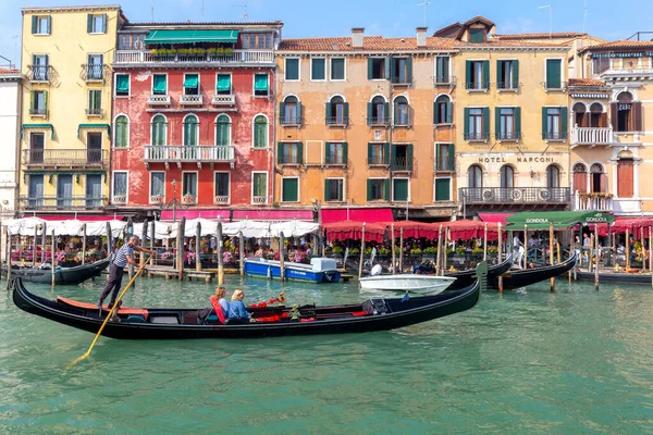 Veneza. Grande Canal em um dia ensolarado . — Fotografia de Stock