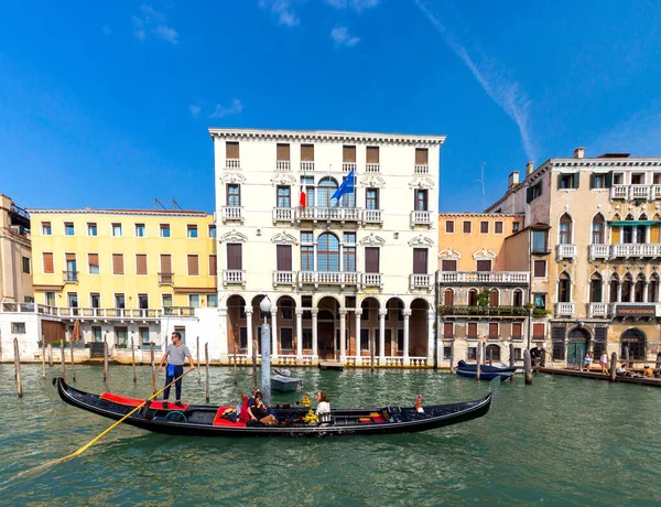 Veneza. Grande Canal em um dia ensolarado . — Fotografia de Stock