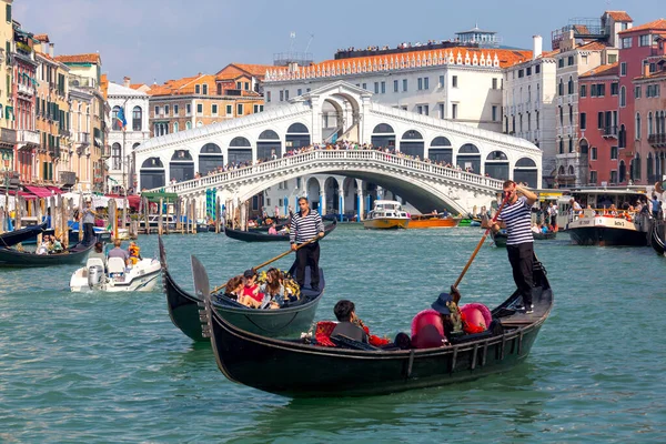 Veneza. Grande Canal em um dia ensolarado . — Fotografia de Stock