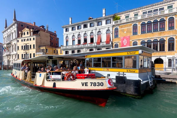 Veneza. Grande Canal em um dia ensolarado . — Fotografia de Stock