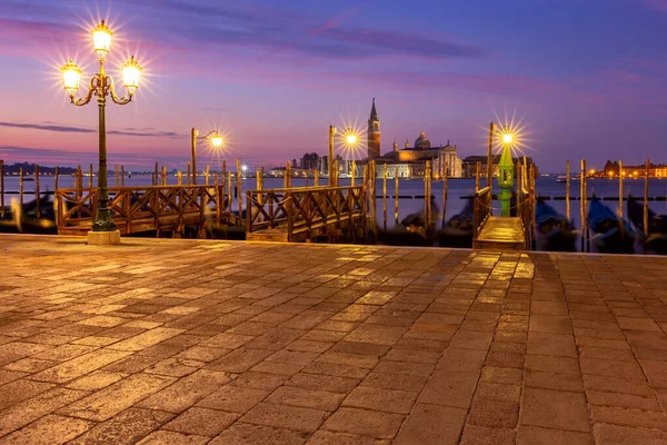 Grande lagoa veneziana e passeio ao amanhecer. — Fotografia de Stock