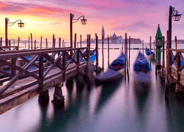 Large Venetian lagoon and promenade at dawn. — Stock Photo, Image