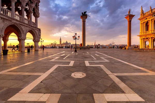 Venecia. Plaza de San Marcos al amanecer . — Foto de Stock