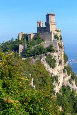 San Marino 'da. Dağın tepesindeki antik taş kaleler ve kuleler.