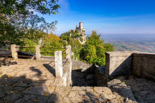 San Marino. Staré kamenné věže na vrcholu hory. — Stock fotografie