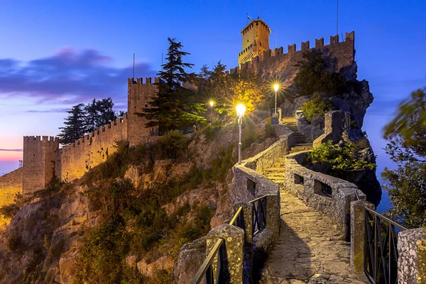 San Marino 'da. Dağın tepesinde eski taş kuleler. — Stok fotoğraf