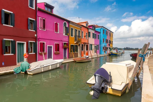 Facades of traditional old houses on the island of Burano. — Stock Photo, Image