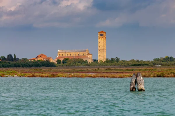 O litoral e alta torre sineira na ilha de Burano . — Fotografia de Stock