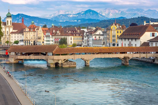 Luzern. De beroemde Kapel, Kapellbrucke brug bij dageraad. — Stockfoto