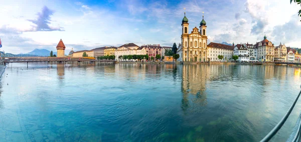 Lucerne. Şafakta eski şehir seti ve ortaçağ evleri. — Stok fotoğraf