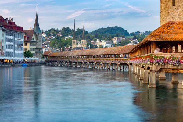 Luzern. die berühmte Kapelle, Kapellbrücke im Morgengrauen in nächtlicher Beleuchtung. — Stockfoto