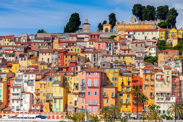 Menton. Antika mångfärgade fasader av medeltida hus på stranden av bukten. — Stockfoto