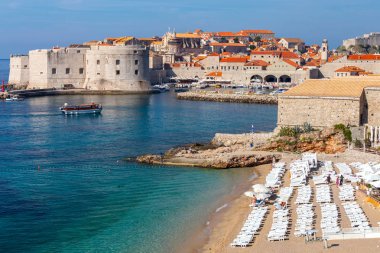 Dubrovnik. Sabah erkenden eski şehir duvarları ve kuleleri.