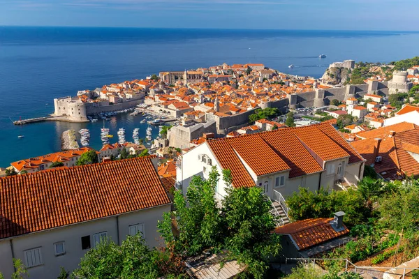 มุมมองทางอากาศของ Dubrovnik ในตอนเช้าที่แดด . — ภาพถ่ายสต็อก