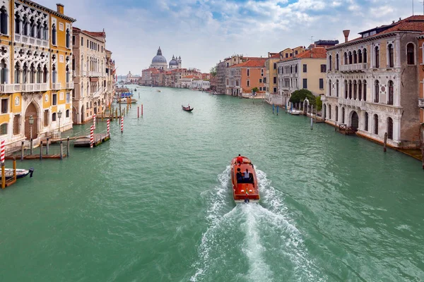 Venedig. Alte Häuser über dem Kanal. — Stockfoto