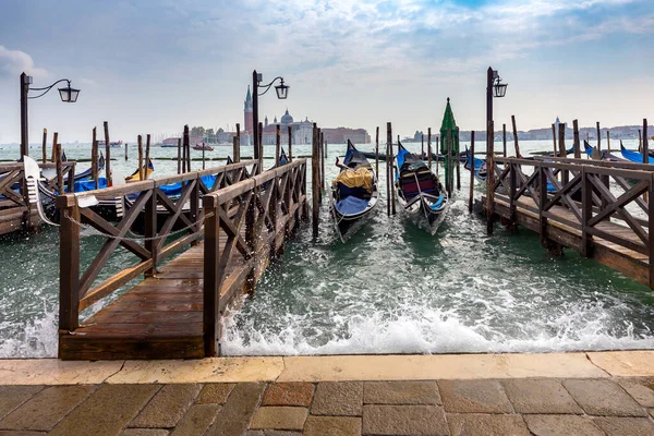 Large Venetian lagoon, gondolas and promenade. — Stock Photo, Image