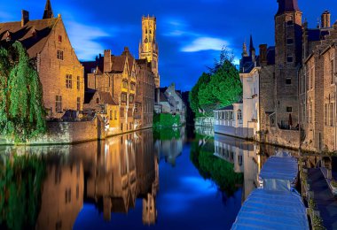 Bruges. Şehir kanalı gece aydınlığında.