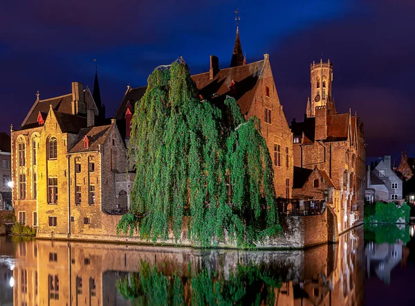 Brujas. Canal de la ciudad en iluminación nocturna . — Foto de Stock