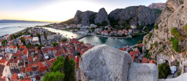 Şehrin panoramik manzarası, gün batımında dağlar ve kıyılar. Omis. Hırvatistan.