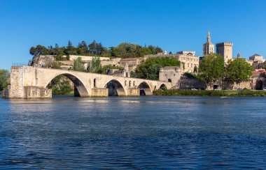 Güneşli bir günde Rhone Nehri üzerinde ünlü St Beneset Köprüsü. Avignon. Fransa. Provence.