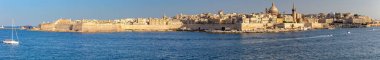 Valletta. Öğleden sonra şehrin ve körfezin panoramik manzarası.