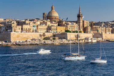 Valletta. Güneşli bir günde St Paul Katedrali Binası.