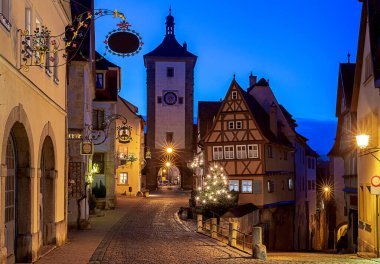 Gece aydınlığında eski bir ortaçağ sokağı. Rothenburg ob der Tauber. Bavyera Almanya.