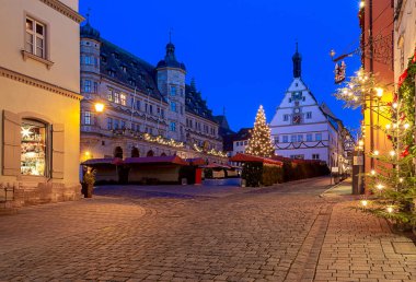 Belediye binası meydanı ve gece aydınlığında Noel ağacı. Rothenburg ob der Tauber. Bavyera Almanya.