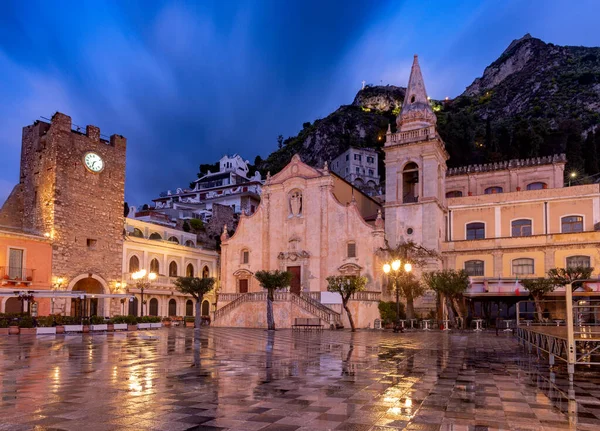 Taormina. Starý kamenný kostel za úsvitu. — Stock fotografie