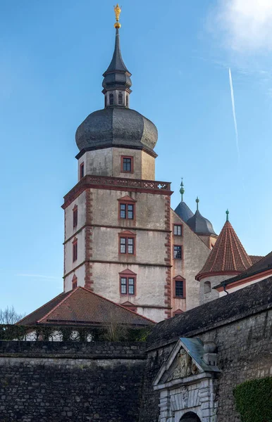 Würzburg. Blick auf die Festung Marienburg auf einem Hügel. — Stockfoto