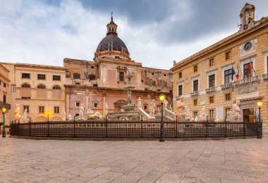 Palermo. Pretoria Meydanı ve gece ışıklarındaki çeşme.