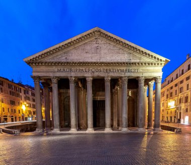 Roma. Gece aydınlığında Pantheon.