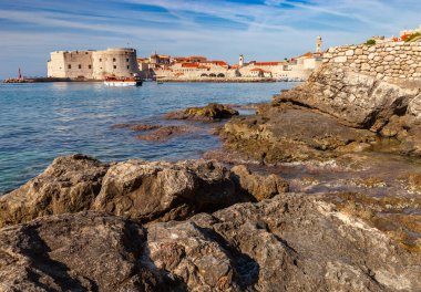 Dubrovnik. Sabah erkenden eski şehir duvarları ve kuleleri.