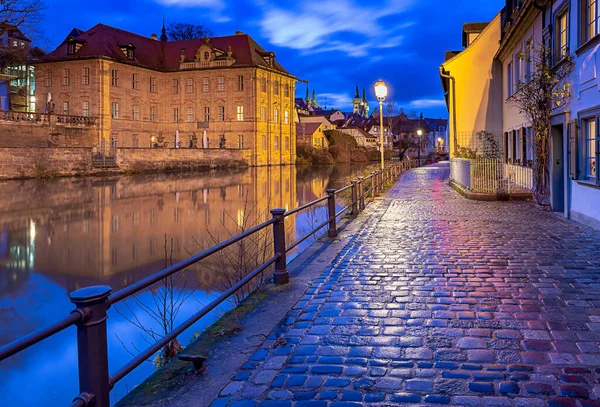 Bamberg. aterro da cidade ao pôr-do-sol. — Fotografia de Stock