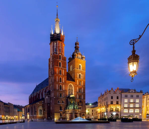 Krakow. St. Marys Kilisesi ve pazar meydanı şafakta.