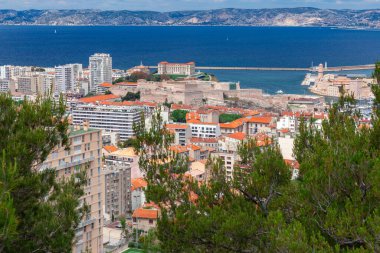 Marsilya. Güneşli bir günde şehrin manzarası..