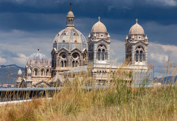 Marseilles. The domes of the old cathedral against the backdrop of a stormy sky. — Stock Photo, Image
