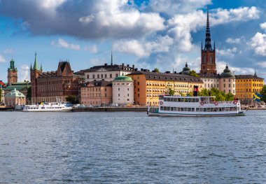 Güneşli bir günde Gamla Stan adasının manzarası. Stockholm. İsveç.