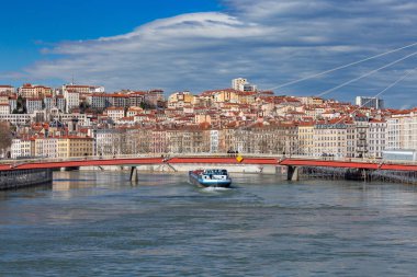 Saone nehrinin üzerindeki kırmızı kablo köprü. Lyon. Fransa.