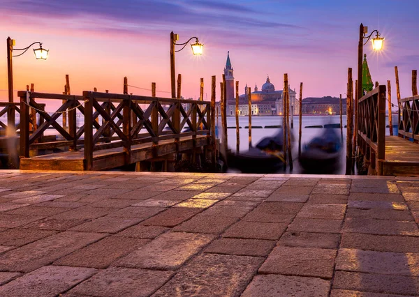 Grote Venetiaanse lagune en promenade bij dageraad. — Stockfoto