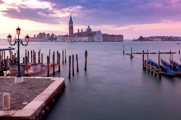 Grande lagoa veneziana e passeio ao amanhecer. — Fotografia de Stock