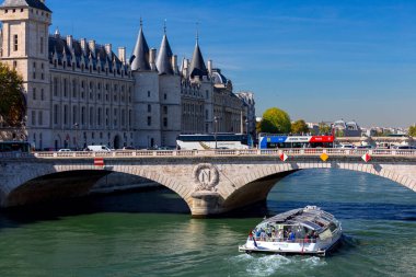 Paris mi? Sen nehri boyunca yürü..