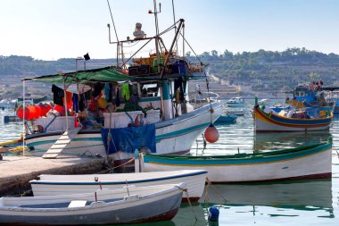 Marsaxlokk. Geleneksel tekneler eski limanda Luzzu.