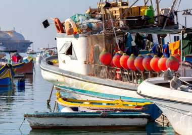 Marsaxlokk. Geleneksel tekneler eski limanda Luzzu.