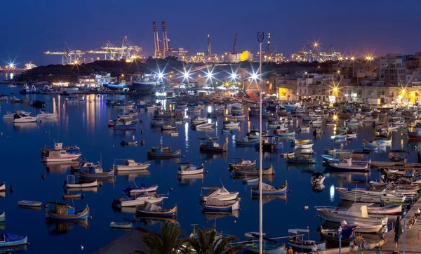 Marsaxlokk. Traditionella båtar Luzzu i gamla hamnen. — Stockfoto